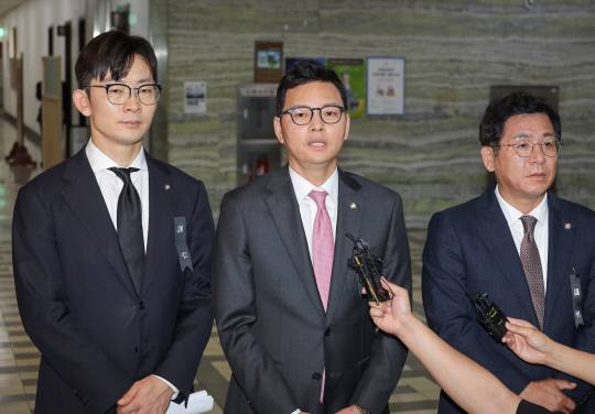 지난 14일 서울 여의도 국회 과학기술정보방송통신위원회 국정감사장 앞에서 박정훈 국민의힘 의원(가운데)이 과방위 국감 중 김우영 더불어민주당 의원이 공개한 자신의 문자 메시지와 관련한 설명을 하고 있다. 연합뉴스