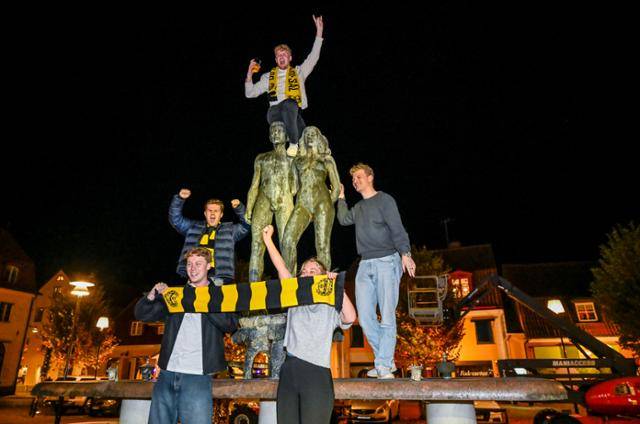 미엘뷔 팬들이 21일(한국시간) 스웨덴 프로축구 1부리그 알스벤스칸 우승을 확정한 뒤 기뻐하고 있다. 예테보리=EPA 연합뉴스