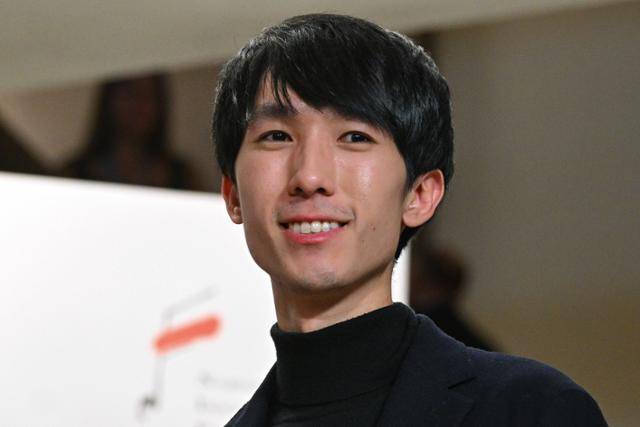 미국 피아니스트 에릭 루가 21일 폴란드 바르샤바 필하모닉홀에서 열린 제19회 쇼팽 국제 피아노 콩쿠르에서 우승을 한 뒤 환하게 웃고 있다. 바르샤바=EPA 연합뉴스