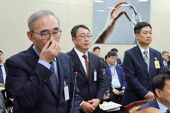 김영섭 KT 대표(왼쪽부터), 유영상 SK텔레콤 대표, 홍범식 LG유플러스 대표가 21일 서울 여의도 국회 과학기술정보방송통신위원회에서 열린 정보통신산업진흥원 등에 대한 국정감사에서 의원 질의에 답변하고 있다. 사진=뉴스1
