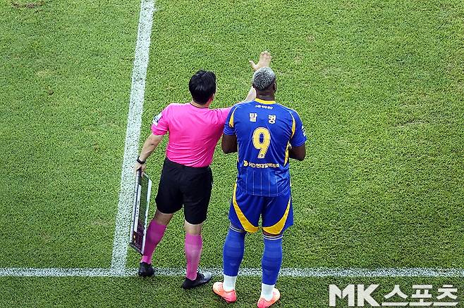 교체 투입을 준비하는 말컹. 사진=이근승 기자