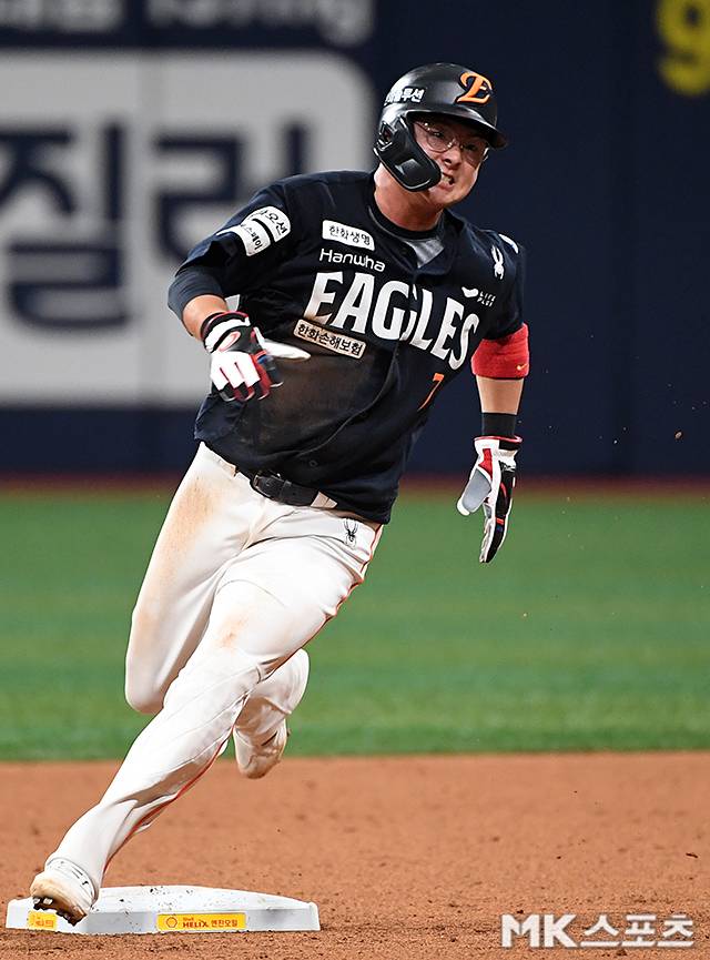 5월 11일 오후 서울 고척스카이돔에서 ‘2025 프로야구’ 한화 이글스와 키움 히어로즈의 경기가 열렸다. 3회초 2사 1루 한화 문현빈 안타 때 1루주자 이도윤이 3루를 향해 달리고 있다. 사진=천정환 기자