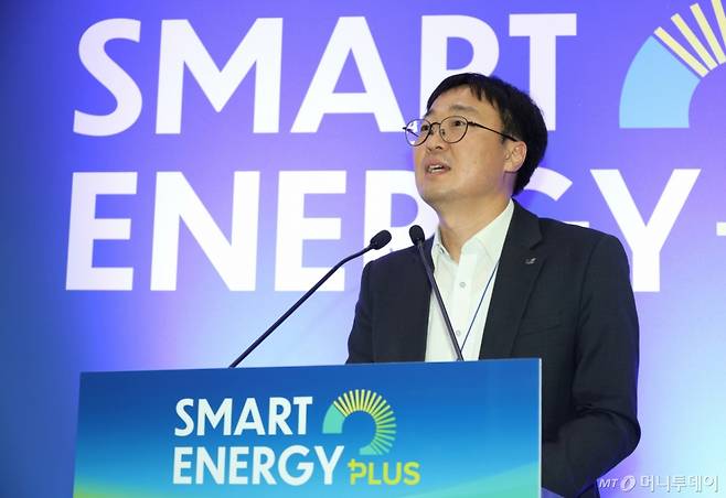 임일형 LS일렉트릭 에너지DX사업개발팀장이 17일 서울 강남구 코엑스에서 열린 '스마트에너지플러스(SEP) 2025' 에너지를 위한 AI 컨퍼런스에서 'AI와 에너지 산업의 전환시대'에 대해 발표하고 있다. /사진=이기범 기자 leekb@