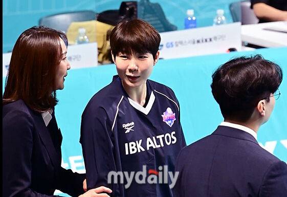 한유미 해설위원(왼쪽)과 이소영이 반갑게 이야기를 나누고 있다/ 동영상 캡쳐.