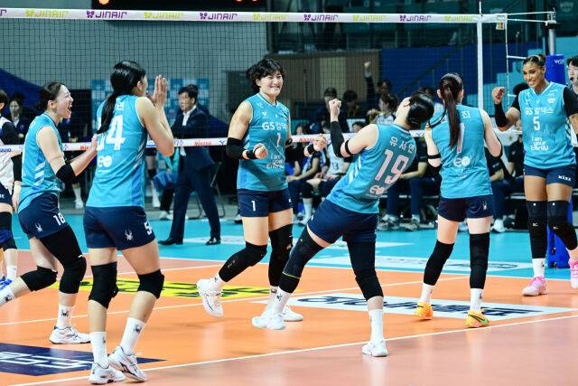 1세트를 잡은 뒤 기뻐하는 GS칼텍스 / 한국배구연맹(KOVO)