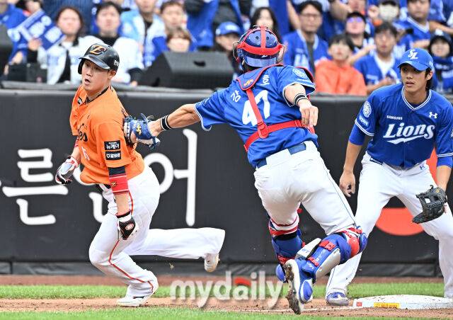 18일 오후 대전광역시 중구 대전 한화생명볼파크에서 진행된 '2025 프로야구 KBO리그 포스트시즌' 플레이오프(PO) 1차전 한화이글스와 삼성라이온즈의 경기. 한화 하주석이 2회말 1사 2,3루서 심우준의 내야 땅볼때 태그아웃 되고 있다./대전=송일섭 기자 andlyu@mydaily.co.kr