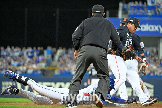 21일 대구 삼성라이온즈파크에서 열린 '2025 신한 SOL BANK KBO 포스트 시즌' 삼성 라이온즈와 한화 이글스 플레오이프(PO) 3차전 경기. 삼성 구자욱이 4회말 1사에 타구를 친 후 1루에 헤드 퍼스트 슬라이딩으로 출루를 했다./대구=한혁승 기자