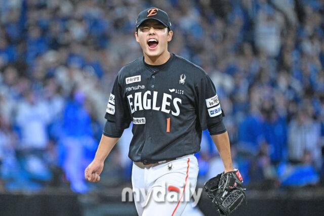 21일 대구 삼성라이온즈파크에서 열린 '2025 신한 SOL BANK KBO 포스트 시즌' 삼성 라이온즈와 한화 이글스 플레오이프(PO) 3차전 경기. 한화 문동주가 7회말 2사 2-3루 삼성 디아즈를 뜬공을 잡은 후 기뻐하고 있다./대구=한혁승 기자