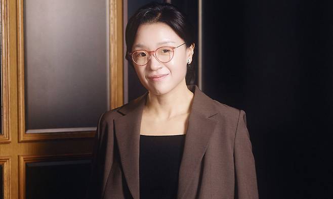 20일 서울 종로구 한 카페에서 만난 윤가은 감독은 영화 ‘세계의 주인’에 연상호·변영주 감독, 배우 박정민 등이 찬사를 보낸 데 대해 “이 영화나 나에 대한 칭찬이라기보다, 이 영화가 이야기하고자 한 사람들에 대한 지지로 느꼈다”며 “실제 세상에 존재하는 ‘주인이들’에게 손 내미는 온기가 전해졌다”고 말했다. 이어 “독립영화인으로서 흥행은 ‘세계 평화’ 같이 먼 꿈이지만, 많은 분이 영화를 봐주시면 좋겠다”며 웃었다. 바른손이앤에이 제공