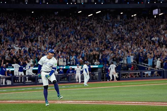 토론토 조지 스프링어가 21일(한국시간) 로저스센터서 열린 ‘2025 MLB PS’ 시애틀과 ALCS 7차전서 7회말 역전 3점 홈런을 터트린 이후 세리머니를 하고 있다. 토론토(캐나다)|AP뉴시스