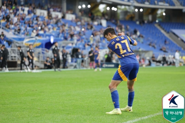 울산 이청용이 18일 광주FC전 페널티킥 골 성공 후 ‘골프 세리머니’를 하고 있다. 프로축구연맹 제공