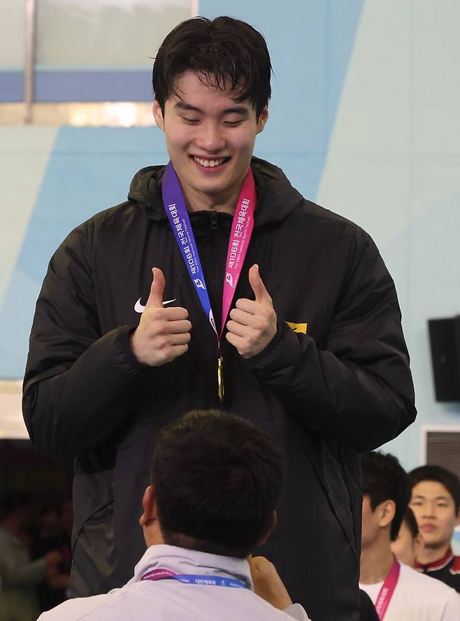 ▲ 황선우(강원도청)가 20일 오후 부산 사직실내수영장에서 열린 제106회 전국체육대회 수영 남자 일반부 자유형 200m 결승 시상식에서 금메달을 목에 걸고 기뻐하고 있다. ⓒ연합뉴스