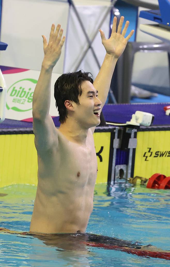 ▲ 20일 오후 부산 동래구 사직실내수영장에서 열린 제106회 전국체육대회 수영 남자일반부 자유형 200m 결승에서 황선우(강원도청)가 기록을 확인하고 환호하고 있다.ⓒ연합뉴스