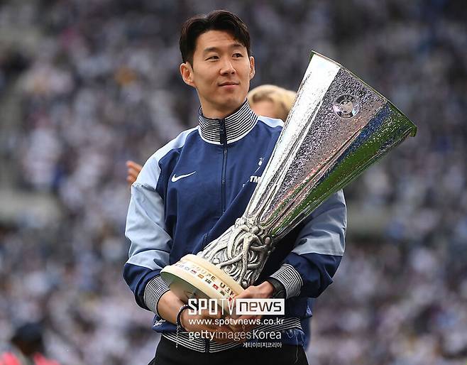 ▲ 토트넘과 LAFC, 내년 월드컵을 앞둔 손흥민의 일정이 어떻게 맞물릴지는 아직 알 수 없다. 그래도 늙은이가 필요하다면 언제든 달려올 준비가 되어 있다는 사실만큼은 손흥민이 토트넘에 보내는 분명한 약속이다.