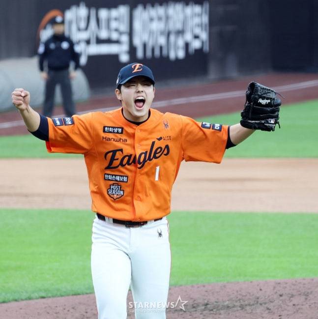 한화 문동주가 지난 18일 대전한화생명볼파크에서 열린 2025 KBO 포스트시즌 플레이오프 1차전 7회초 등판해 1이닝을 삼자범퇴로 마무리하며 환호하고 있다. /사진=강영조 선임기자