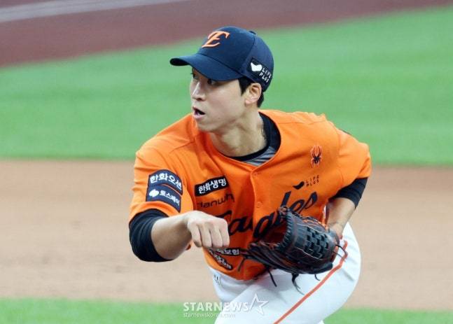 한화 엄상백이 지난 19일 대전한화생명볼파크에서 열린 삼성과 2025 KBO 포스트시즌 플레이오프 2차전 9회초 1사 후 등판해 역투하고 있다. /사진=강영조 선임기자