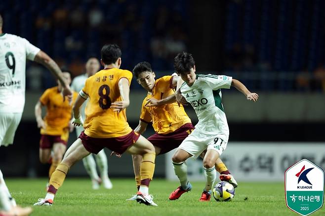 전북 현대와 광주FC의 K리그 경기 모습. 두 팀은 12월 6일 코리아컵 결승에서 격돌한다. /사진=한국프로축구연맹 제공