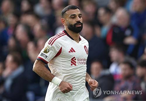 전 세계 손흥민 팬들손흥민과 동갑내기인 모하메드 살라의 부진이 심상치 않다. 리그 11경기에서 3골 3도움을 올리고 있으나 영향력이 크게 줄었고, 지난달 27일 이후 단 한 개의 공격포인트도 기록하지 못했다. 손흥민처럼 박수 칠 때 떠났어야 한다는 의견이 주를 이루고 있다. 연합뉴스