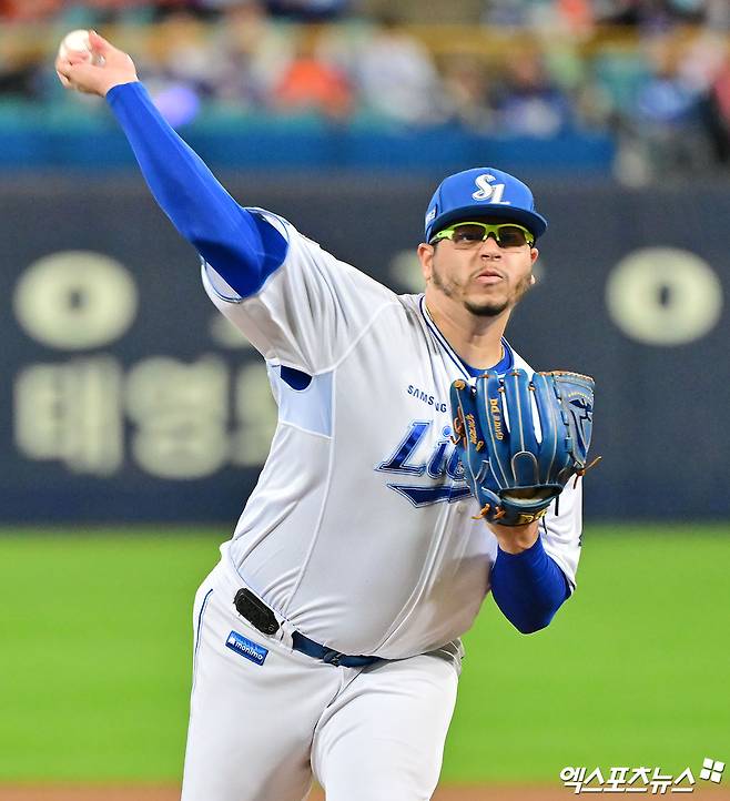 21일 오후 대구삼성라이온즈파크에서 열린 '2025 신한 SOL Bank KBO 포스트시즌' 한화 이글스와 삼성 라이온즈의 플레이오프 3차전 경기, 1회초 삼성 선발투수 후라도가 공을 힘차게 던지고 있다. 대구, 김한준 기자