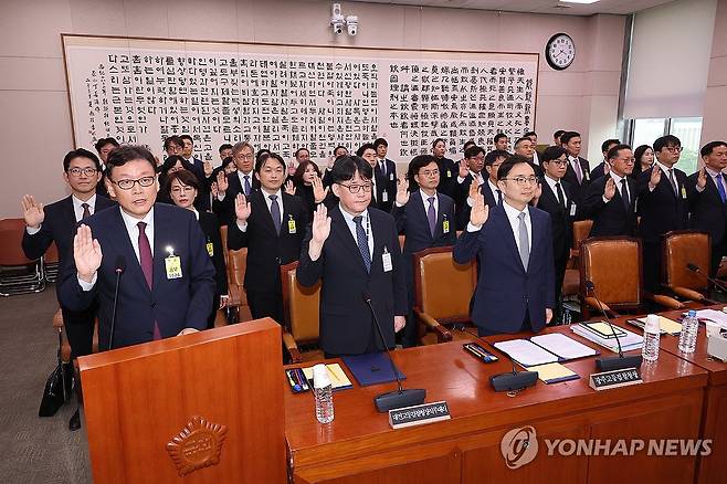 선서하는 이종혁 부산고등검찰청 검사장 (서울=연합뉴스) 박동주 기자 = 이종혁 부산고등검찰청 검사장이 21일 서울 여의도 국회 법제사법위원회에서 열린 국정감사에서 선서하고 있다. 2025.10.21 pdj6635@yna.co.kr