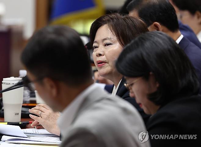 질의하는 정춘생 의원 (서울=연합뉴스) 윤동진 기자 = 조국혁신당 정춘생 의원이 17일 서울 서대문구 경찰청에서 열린 국회 행정안전위원회 경찰청 대상 국정감사에서 질의하고 있다. 2025.10.17 mon@yna.co.kr