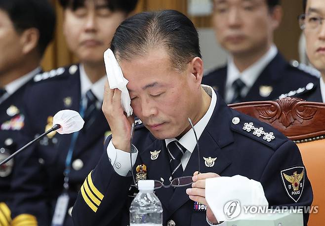 땀 닦는 황창선 경기남부청장 (수원=연합뉴스) 홍기원 기자 = 21일 경기도 수원시 장안구 경기남부경찰청에서 열린 국회 행정안전위원회의 경기남ㆍ북부경찰청에 대한 국정감사에서 황창선 경기남부청장이 땀을 닦고 있다. 2025.10.21 xanadu@yna.co.kr