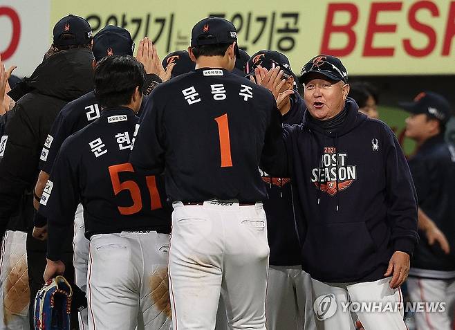 문동주 격려하는 김경문 감독 (대구=연합뉴스) 윤관식 기자 = 21일 대구 삼성라이온즈파크에서 열린 2025 프로야구 KBO리그 포스트시즌 플레이오프 3차전 한화 이글스와 삼성 라이온즈의 경기. 한화 김경문 감독이 승리 후 문동주를 격려하고 있다. 2025.10.21 psik@yna.co.kr