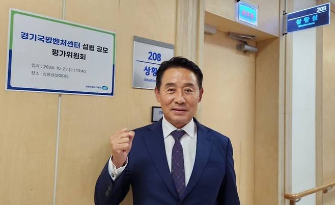 ▲ 백영현 포천시장이 22일 경기도청 북부청사에서 열린 '경기국방벤처센터' 유치 PT 발표를 마친 뒤 밝은 표정으로 자신감을 드러내고 있다.