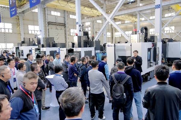 위아공작기계가 중국 현지 법인에서 세계 각국 주요 고객을 초청해 주력 제품 전시설명회를 열고 있다. /위아공작기계