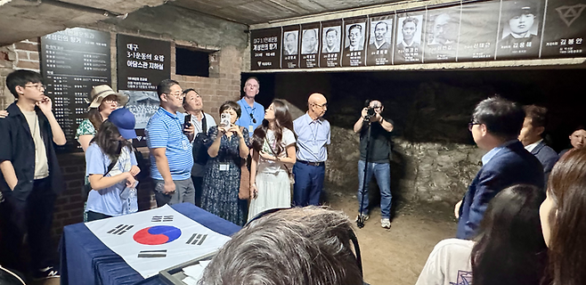 대구 계성중학교 지하실에서 김태련 선생의 후손들이 당시 독립운동의 흔적을 탐방하고 있다. 박영민 기자.