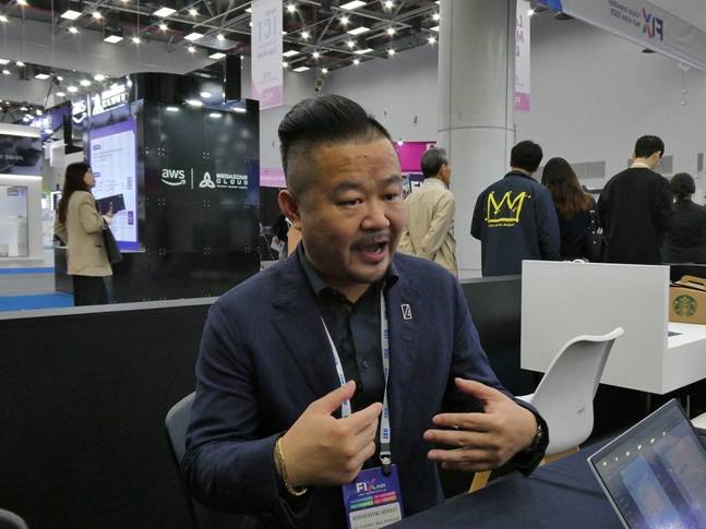 22일 대구 엑스코에서 개막한 'FIX 2025'에서 왕담 에어로HT 부사장이 인터뷰하고 있다./사진=한국자동차기자협회