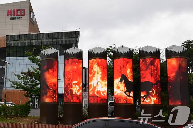 APEC 2025 정상회의를 22일 앞둔 8일 정상회의장인 경북 경주시 화백컨벤센션터와 국제미디어센터가 내외부 마무리 공사를 마친 후 모습을 드러냈다. 회의장 도로변에 설치된 미디어 아트 시설에서 '천마도'를 주제로 한 영상이 상영되고 있다. 2025.10.8/뉴스1 ⓒ News1 최창호 기자