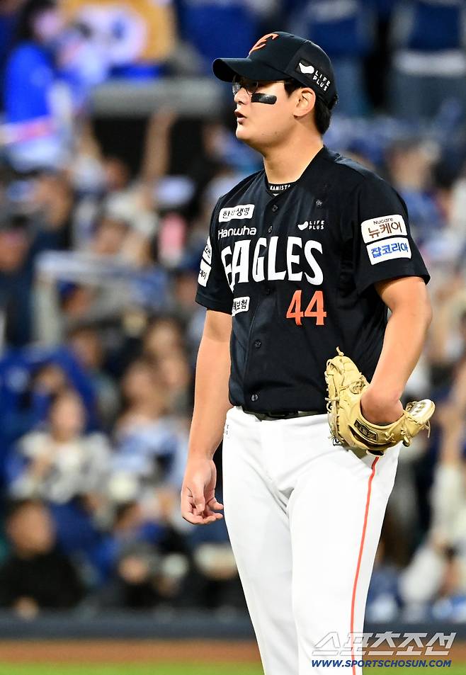 22일 대구 삼성라이온즈파크에서 열린 한화와 삼성의 플레이오프 4차전, 6회말 1사 1,3루 김서현이 김영웅에 동점 3점홈런을 내주며 아쉬워하고 있다. 대구=허상욱 기자wook@sportschosun.com/2025.10.22/