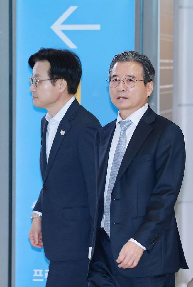 한미 관세 협상 후속 논의와 관련, 하워드 러트닉 미국 상무부 장관과 협상할 예정인 김용범 대통령실 정책실장(오른쪽)과 김정관 산업통상부 장관이 지난 16일 인천국제공항 제2여객터미널을 통해 미국 워싱턴DC로 출국했다. 연합뉴스