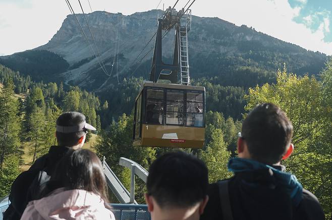 관광객들이 세체다를 방문하기 위해 케이블카 탑승을 기다리고 있다. / 고운호 기자