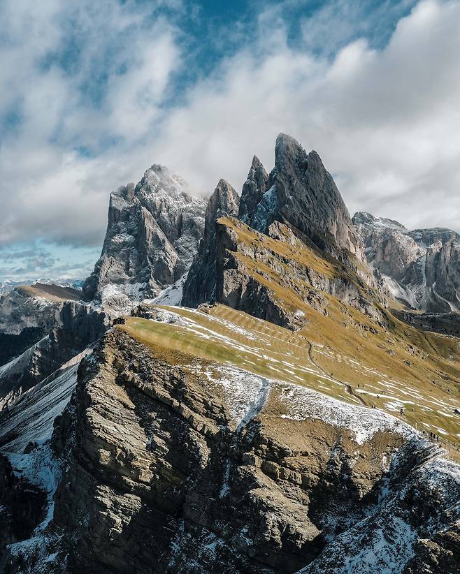 지난7일 이탈리아 돌로미티 세체다(2,518m). 하루 종일 산을 덮던 안개가 걷히자 돌과 초원, 빛이 맞물린 절벽이 드러났다. / 고운호 기자