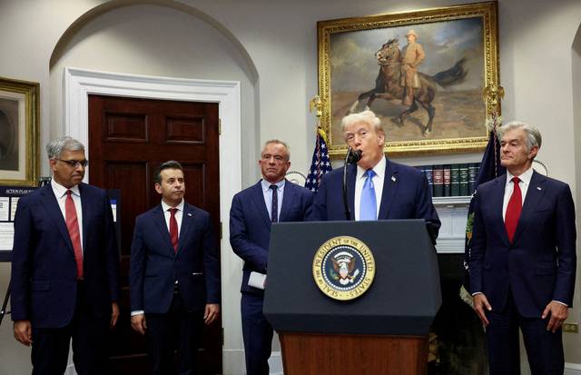 도널드 트럼프 미국 대통령이 지난달 22일(헌지시간) 백악관에서 임산부의 타이레놀 복용이 소아 자폐증과 관련있다고 주장하고 있다. 로이터=연합뉴스