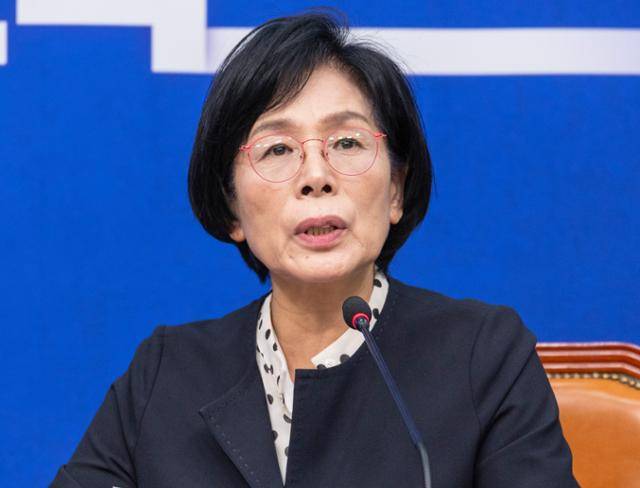 국회 과학기술정보방송통신위원장인 최민희 더불어민주당 의원이 20일 국회에서 민주당 언론개혁특별위원회의 허위조작 정보 근절안을 발표하고 있다. 연합뉴스