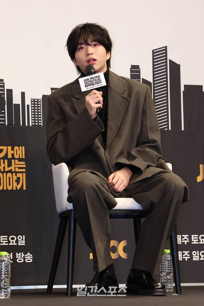 배우 차강윤이 22일 오후 서울 구로구 더링크 호텔에서 열린 JTBC 토일드라마 '서울 자가에 대기업 다니는 김 부장 이야기' 제작발표회 현장에 참석해 취재진과의 질의응답 시간을 갖고 있다. '서울 자가에 대기업 다니는 김 부장 이야기'는 자신이 가치 있다고 생각한 모든 것을 한순간에 잃어버린 한 중년 남성이 긴 여정 끝에 마침내 대기업 부장이 아닌 진정한 본인의 모습을 발견하게 되는 이야기를 그린 드라마. 토요일 밤 10시 40분 첫 방송. 서병수 기자 qudtn@edaily.co.kr /2025.10.22/