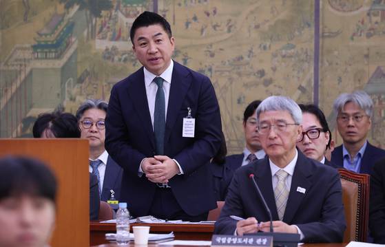 정용석 국립박물관문화재단 사장이 22일 오전 국회 문화체육관광위원회에서 열린 국정감사에서 의원들 질문에 답하고 있다. 이날 정 사장은 김건희 여사의 경복궁 근정전 용상 착석 의혹 관련한 더불어민주당 양문석 의원의 추궁에 착석 사실을 확인해줬다. 임현동 기자