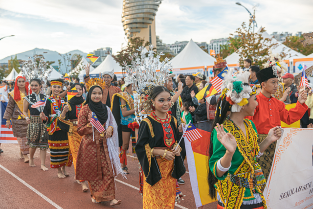 ▲ 2024 설악문화제 퍼레이드에 참가한 말레이시아 사라왁주 예술단. 강원도 제공