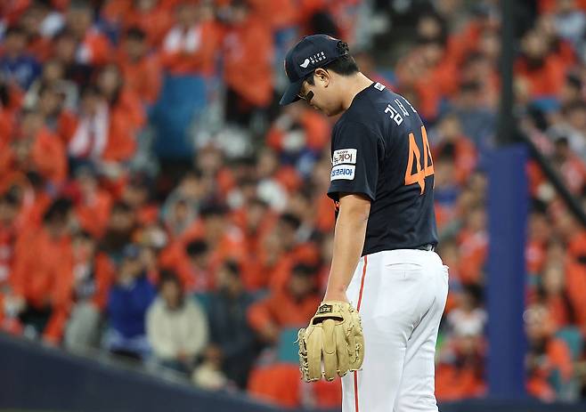 22일 대구 삼성라이온즈파크에서 열린 2025 프로야구 KBO리그 포스트시즌 플레이오프 4차전 한화 이글스와 삼성 라이온즈의 경기. 6회말 한화 김서현이 동점을 허용한 뒤 고개를 숙이고 있다. 2025.10.22 연합뉴스