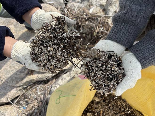 부서진 스티로폼 조각. 봉사자들은 손으로 직접 흙을 파면서 정리했다.