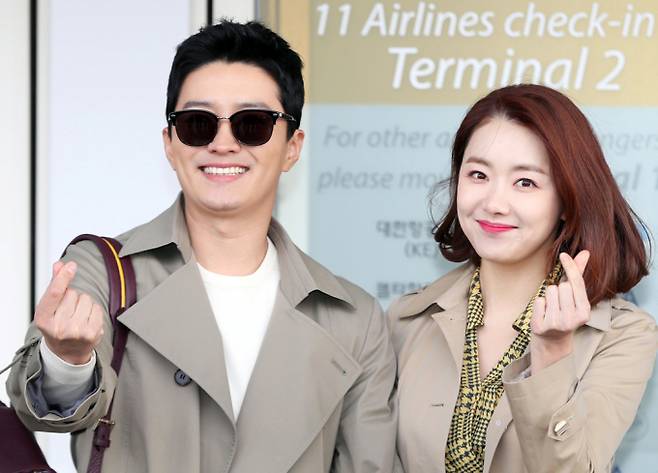 배우 인교진-소이현 부부가 지난 21일 방송된 SBS 예능 프로그램 '신발 벗고 돌싱포맨'에 출연해 러브스토리를 밝혔다. 사진은 2020년 2월17일 배우 인교진-소이현 부부가 화보 촬영을 위해 인천 공항에 도착한 모습. /사진=머니투데이