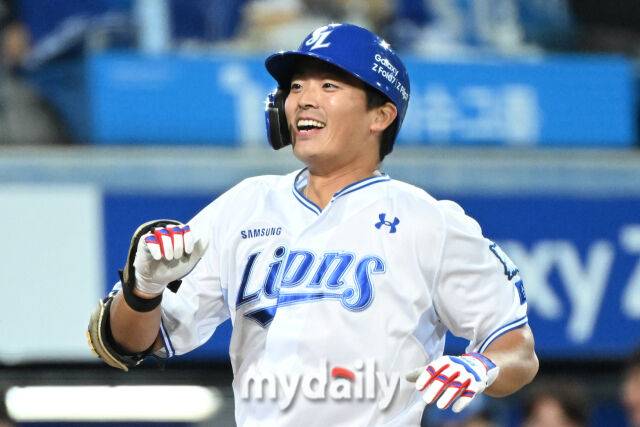 21일 대구 삼성라이온즈파크에서 열린 '2025 신한 SOL BANK KBO 포스트 시즌' 삼성 라이온즈와 한화 이글스 플레오이프(PO) 3차전 경기. 삼성 김태훈이 4회말 2사에 솔로포를 친 후 기뻐하고 있다./대구=한혁승 기자