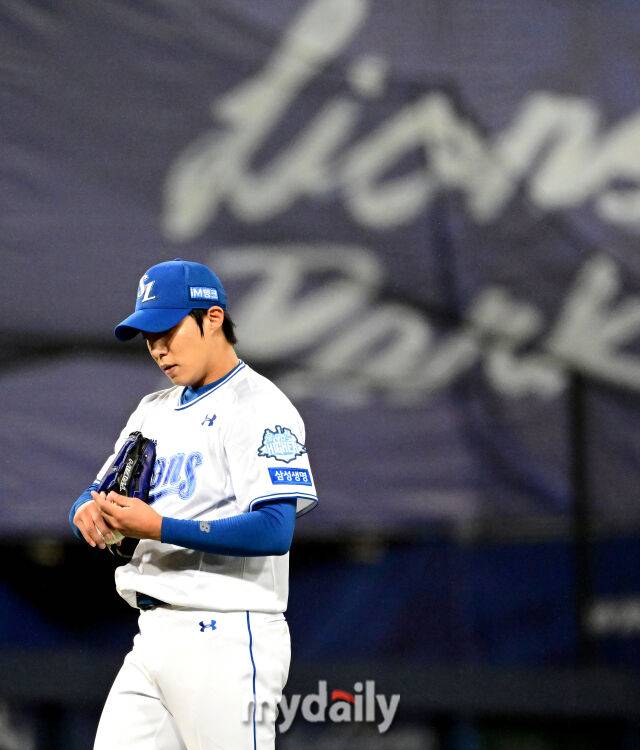 2025년 10월 13일 오후 대구 삼성라이온즈파크에서 열린 '2025 신한 SOL Bank KBO 포스트시즌' SSG 랜더스와 삼성 라이온즈의 준플레이오프 3차전 경기.삼성 선발투수 원태인이 투구를 준비하고 있다./마이데일리
