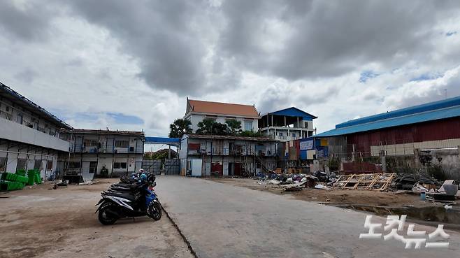 캄보디아 프놈펜 시내에서 약간 떨어진 외곽의 한 가건물로 이뤄진 판자촌. 몇달 전 이곳에선 중국인 온라인 스캠 일당 40명이 현지 경찰에 의해 단속됐다. 남성경 크리에이터