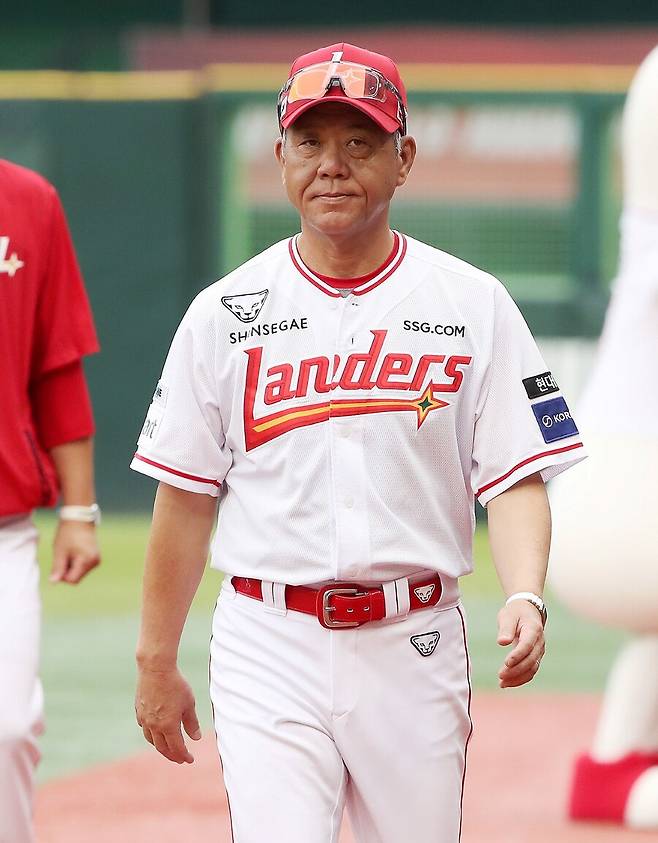 ▲ 야마사키 인스트럭터의 초빙에 다리를 놓으며 큰 몫을 한 세리자와 유지 SSG 배터리 코치 ⓒSSG랜더스