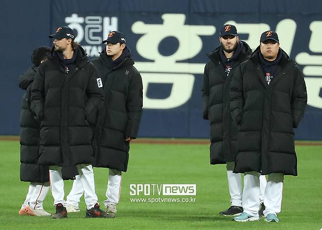 ▲ 불펜으로 이동해 출전을 준비했던 폰세는 결국 팀이 역전을 당해 등판하지 못했다 ⓒ곽혜미 기자