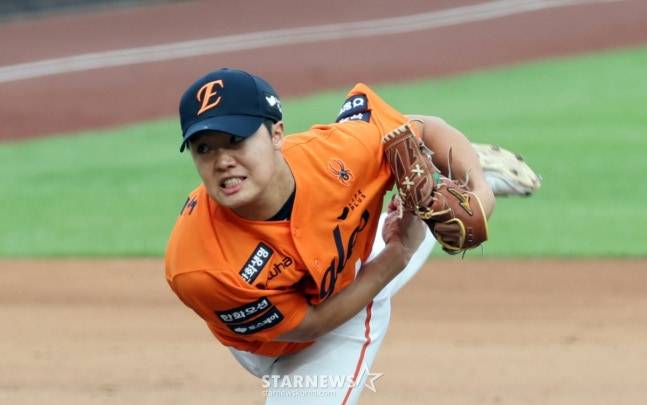 한화 정우주가 지난 19일 대전한화생명볼파크에서 열린 2025 KBO 포스트시즌 플레이오프 2차전 5회초 등판해 역투하고 있다. /사진=강영조 선임기자